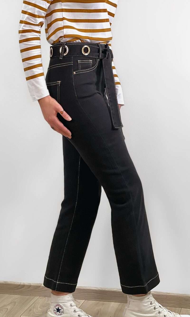 pantalon noir à coupe droite et ceinture à passants ronds dorés