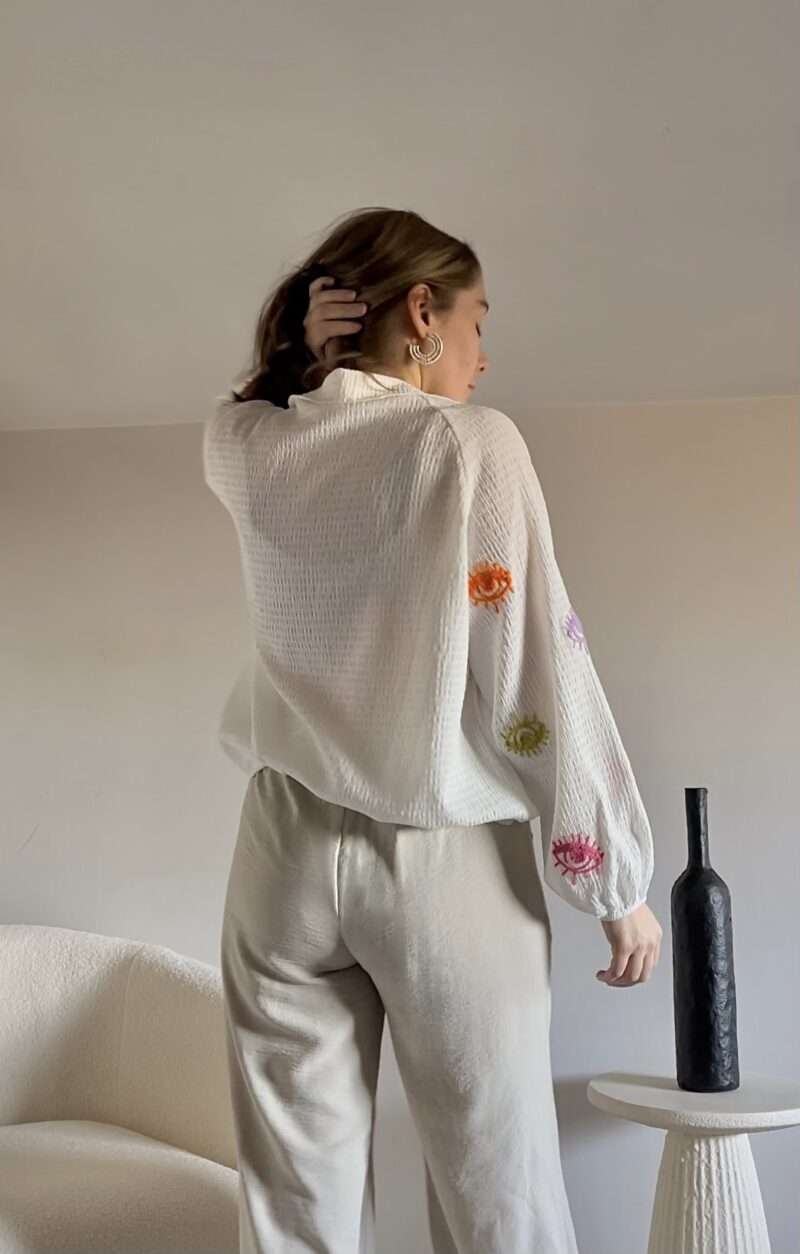 blouse pour femme avec broderie colorée, collection printemps 2024