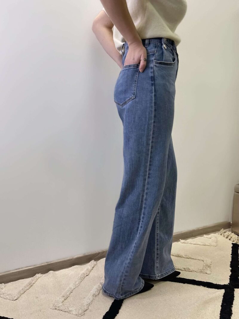 Jean flare pattes d'éléphant taille haute bleu clair, ultra tendance et fabrication coton, vêtement durable avec matière de qualité !