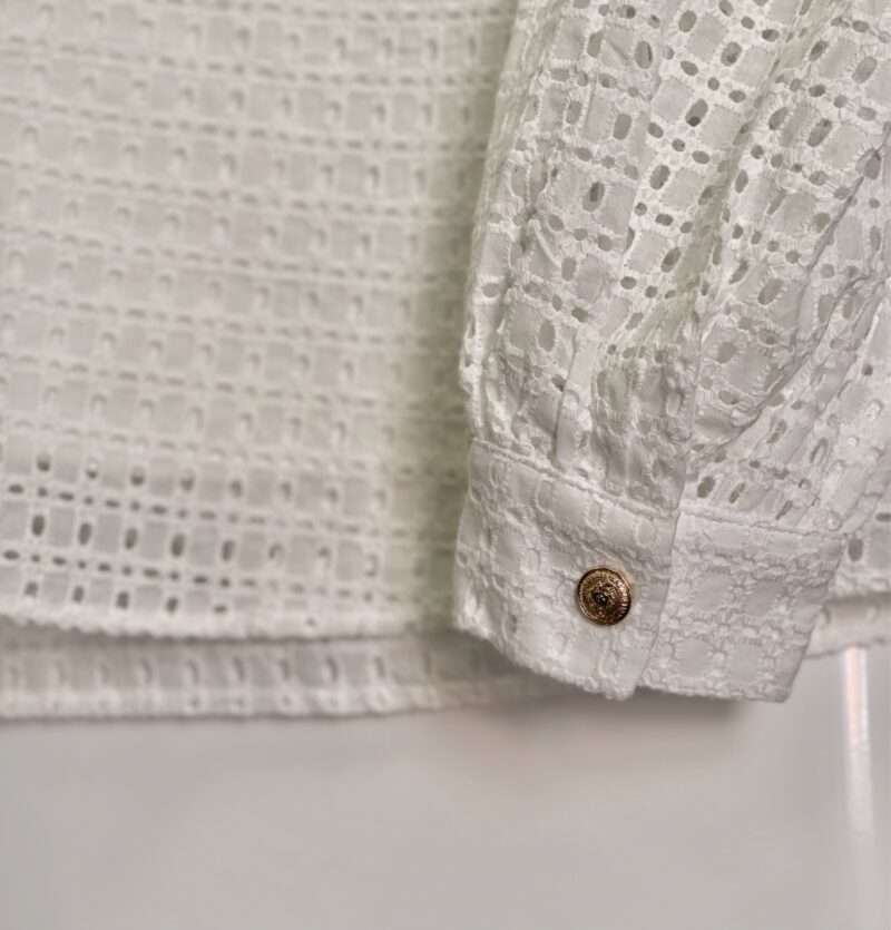 chemise brodée doublée en coton de couleur blanche, col v, épaulettes
