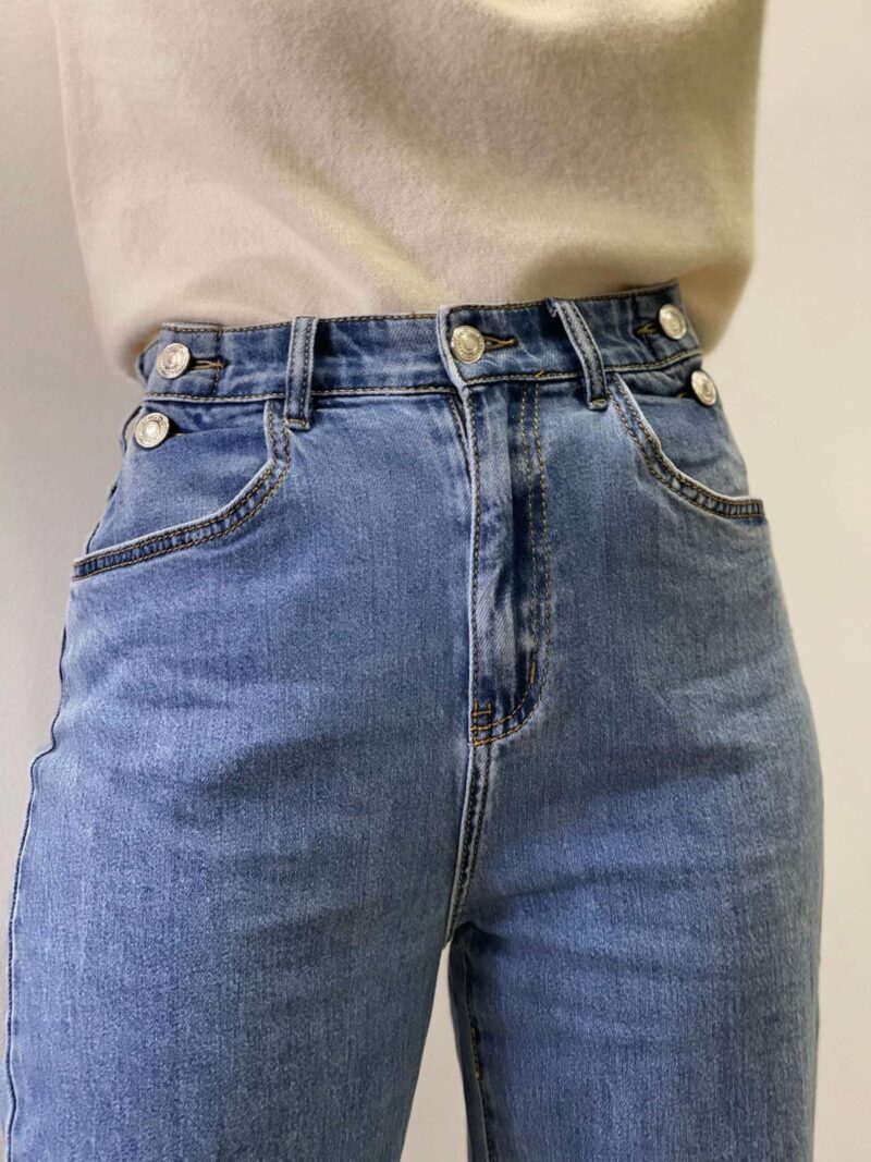 Jean flare pattes d'éléphant taille haute bleu clair, ultra tendance et fabrication coton, vêtement durable avec matière de qualité !