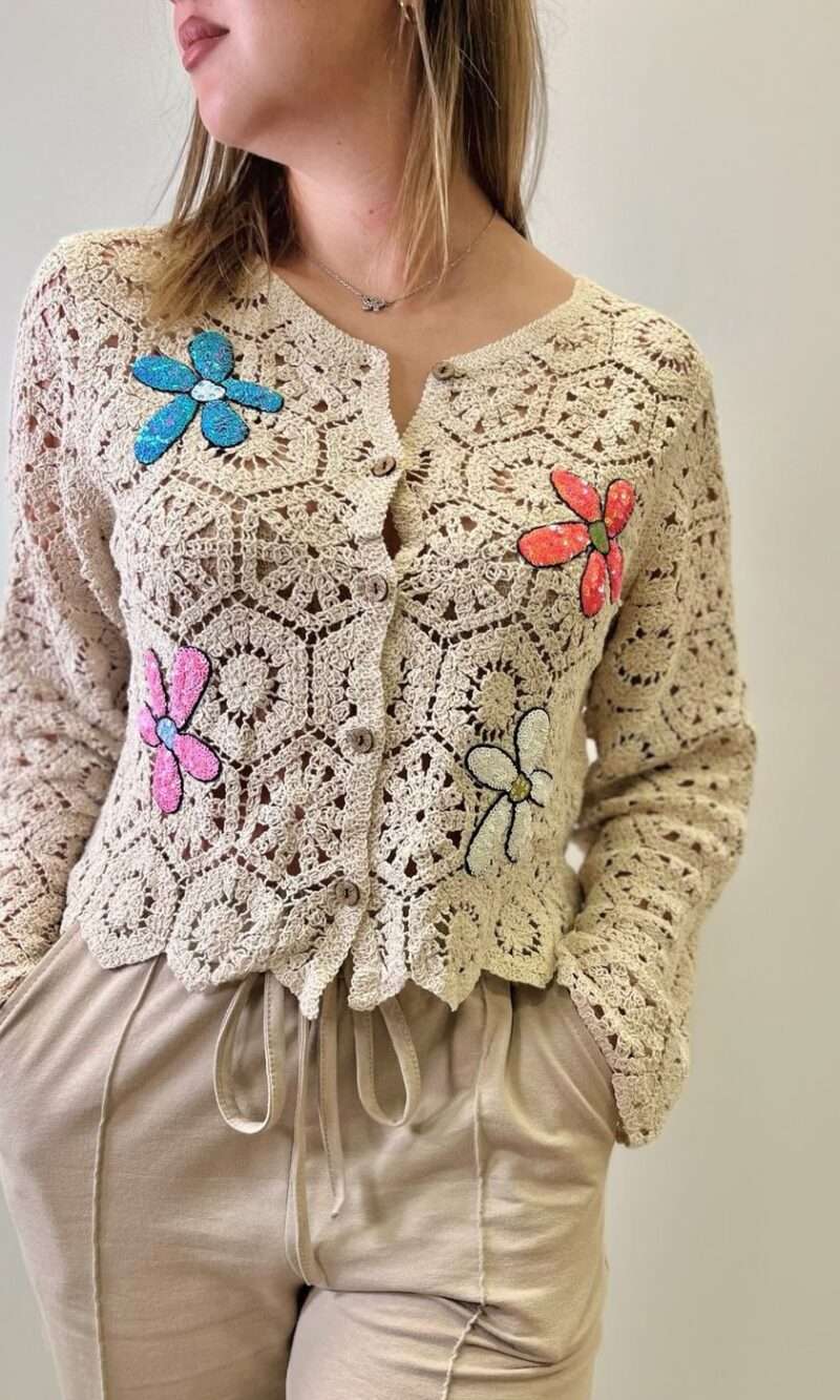 top ajouré en crochet motif fleurs à sequins