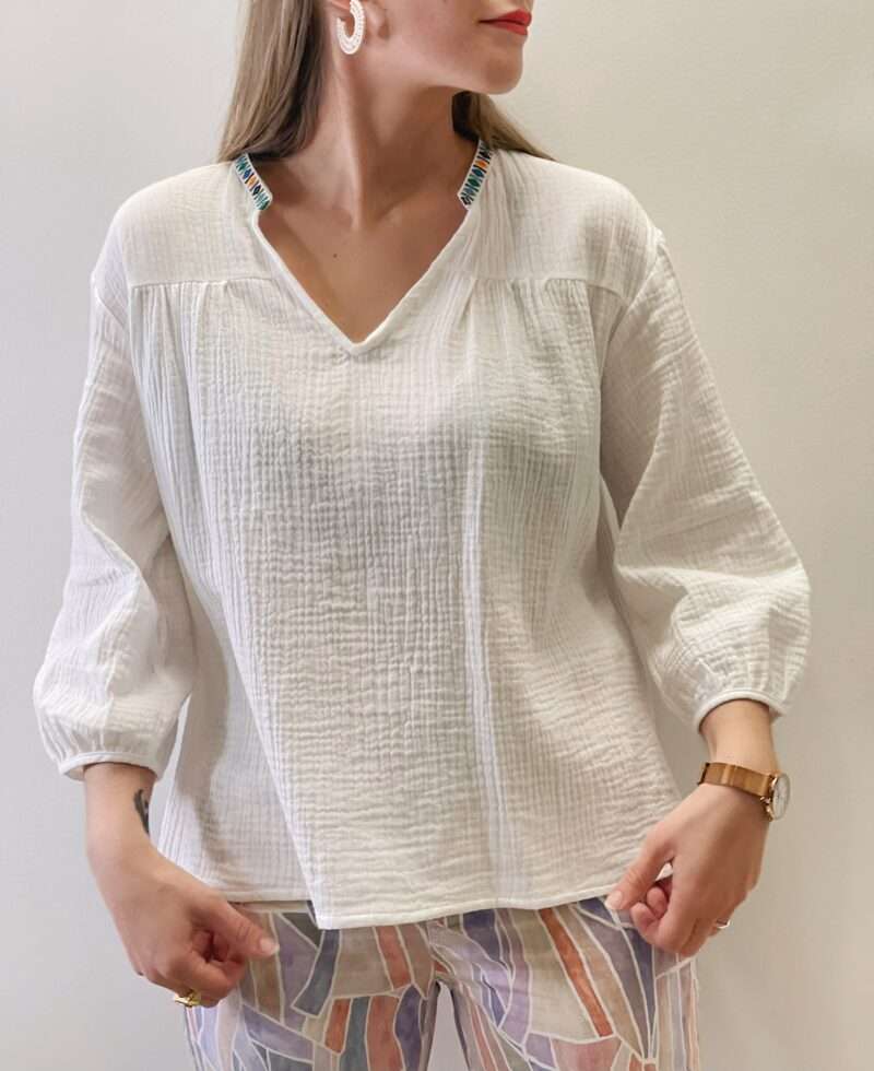 blouse en gaze de coton, manches 3/4, broderies colorées, collection mode femme 2024