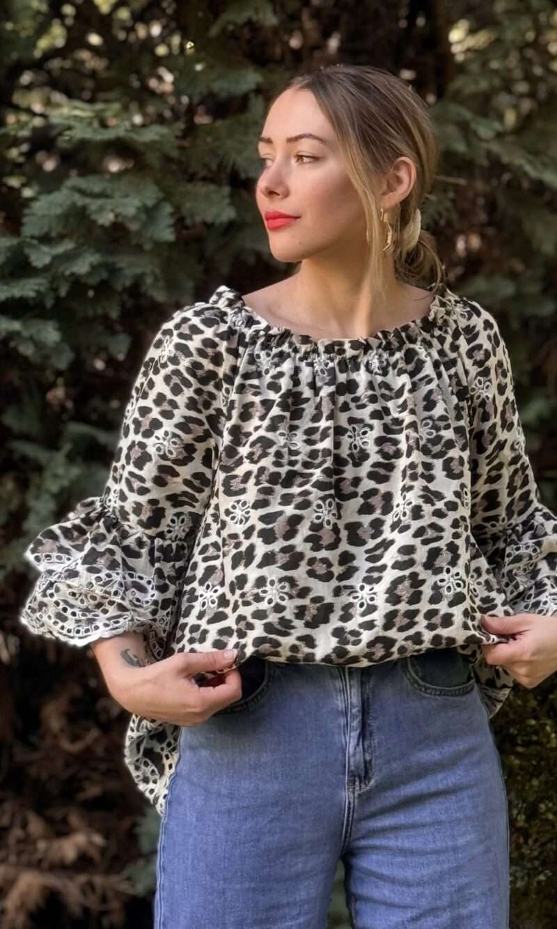 blouse imprimé léopard avec crochet et dentelle, top évasé sur le bas avec manches à volants, collection mode femme été 2024