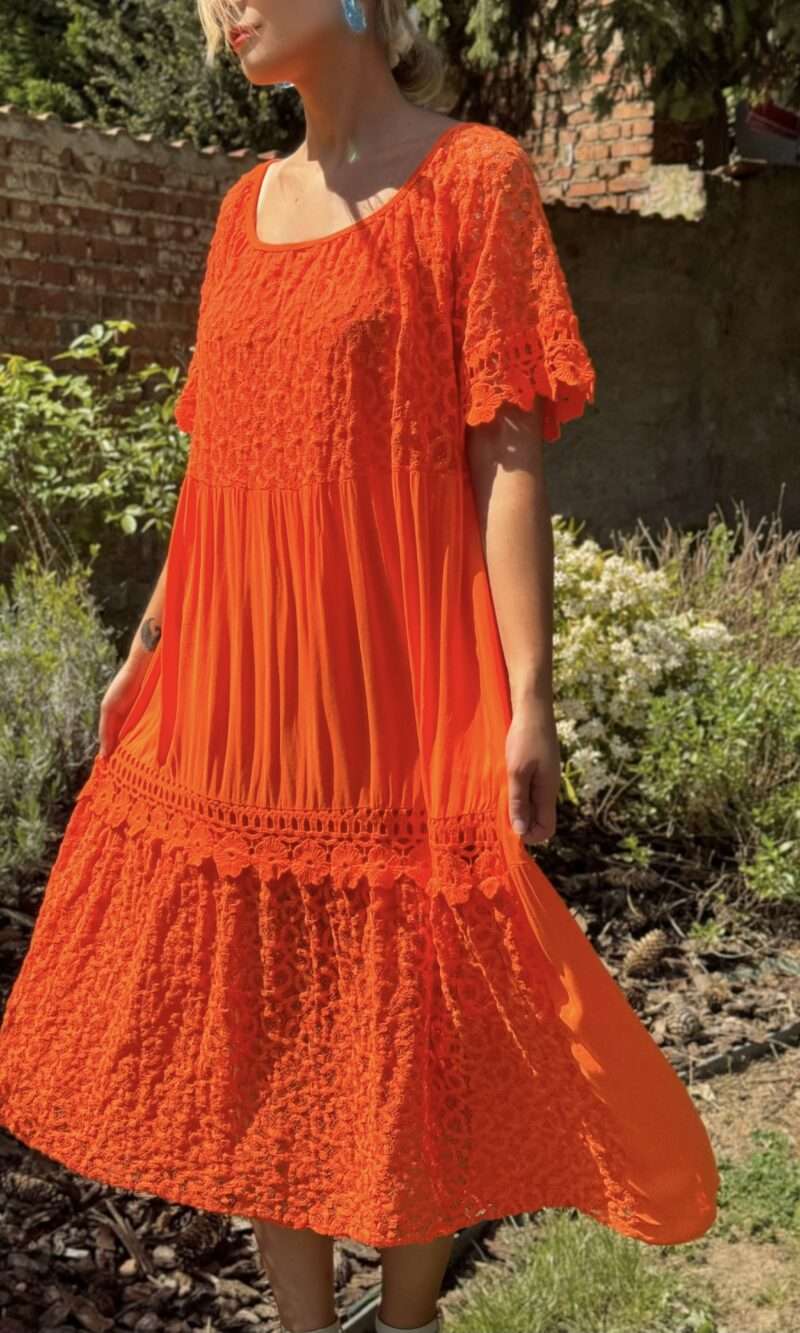 robe d'été mi-longue orange avec dentelle et manches en crochet, taille large et confortable pour femme collection 2024