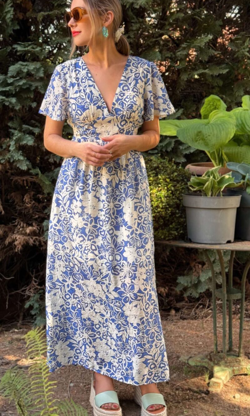 robe longue bleue et blanche avec imprimé fleurs, col v et manches à volants, mode pour femme collection été 2024