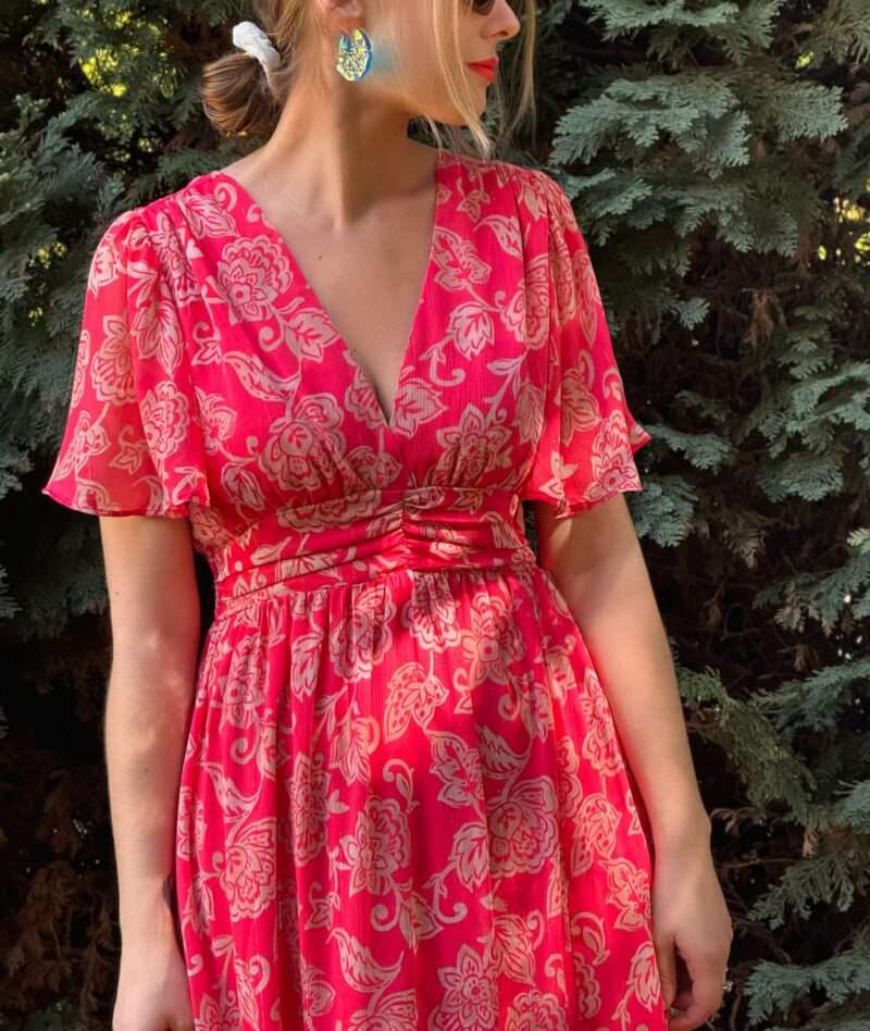 robe longue rose avec imprimé, col v et manches à volants, mode pour femme collection été 2024