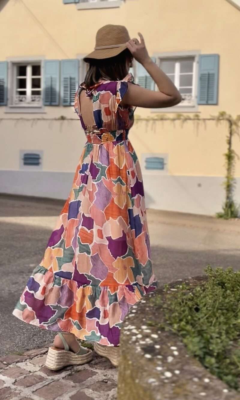 robe longue d'été imprimé coloré dos nu et effet volanté, collection mode femme 2024