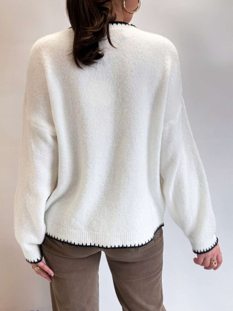 pull en maille blanc col noir