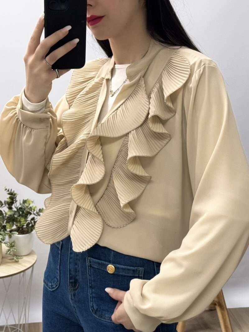 Blouse beige à volants – Image 3