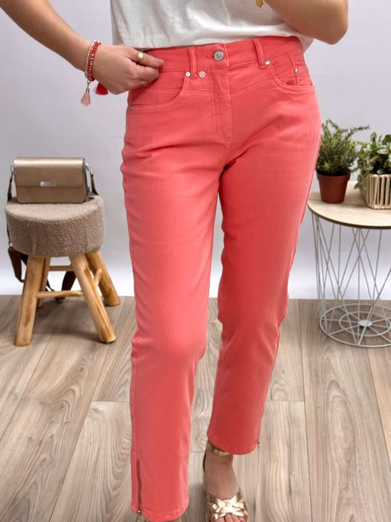 pantalon anna montana printemps été 2025 modèle angelika slim fit couleur corail coupe droite avec sandales compensées et t-shirt blanc, look simple et décontracté