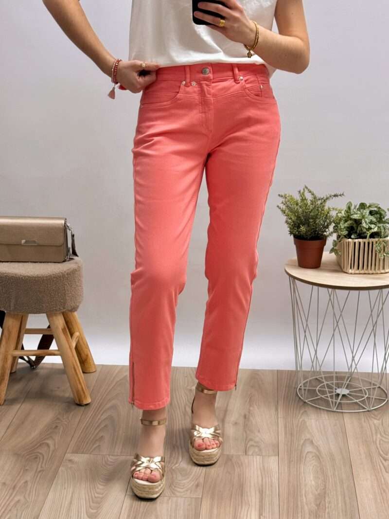 pantalon anna montana printemps été 2025 modèle angelika slim fit couleur corail coupe droite avec sandales compensées et t-shirt blanc, look simple et décontracté