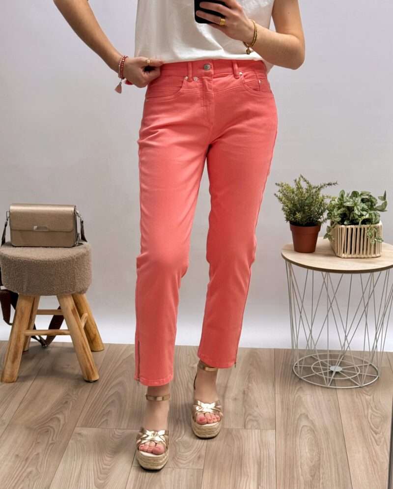 pantalon anna montana printemps été 2025 modèle angelika slim fit couleur corail coupe droite avec sandales compensées et t-shirt blanc, look simple et décontracté