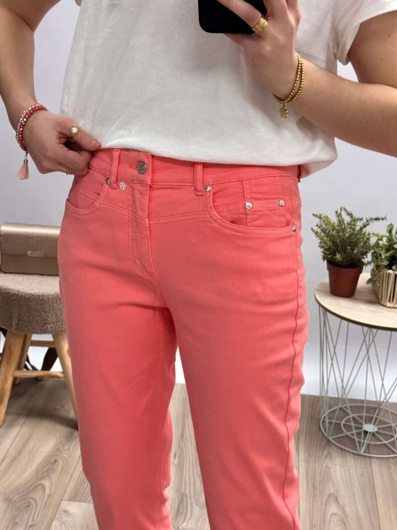 pantalon anna montana printemps été 2025 modèle angelika slim fit couleur corail coupe droite avec sandales compensées et t-shirt blanc, look simple et décontracté