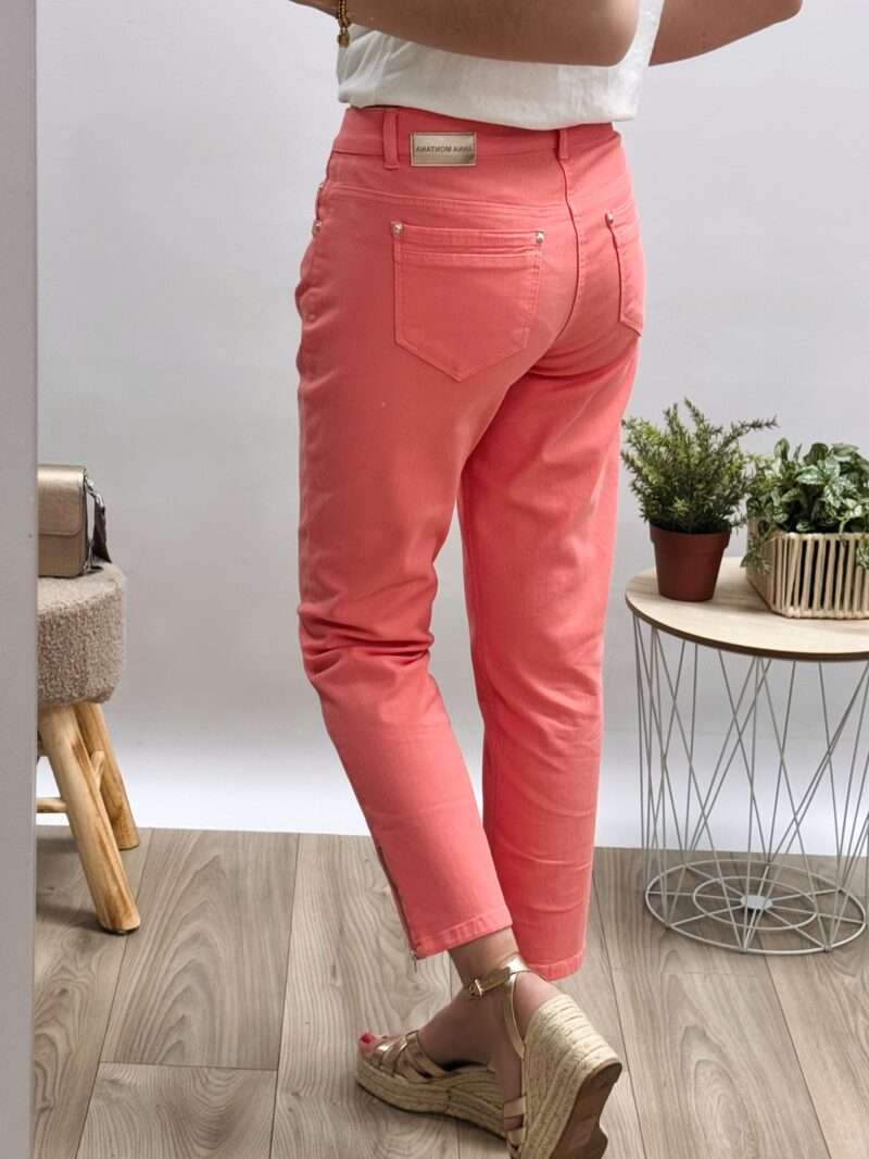 pantalon anna montana printemps été 2025 modèle angelika slim fit couleur corail coupe droite avec sandales compensées et t-shirt blanc, look simple et décontracté