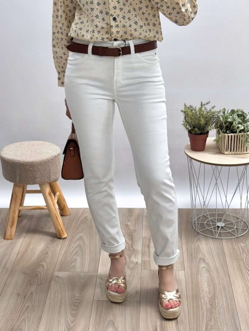 jean blanc femme anna montana coupe ajustée, porté avec une blouse imprimée beige et des sandales compensées.