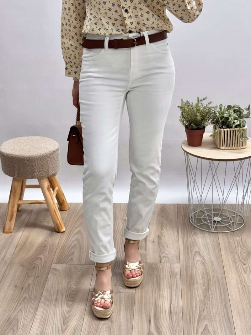 jean blanc femme anna montana coupe ajustée, porté avec une blouse imprimée beige et des sandales compensées.