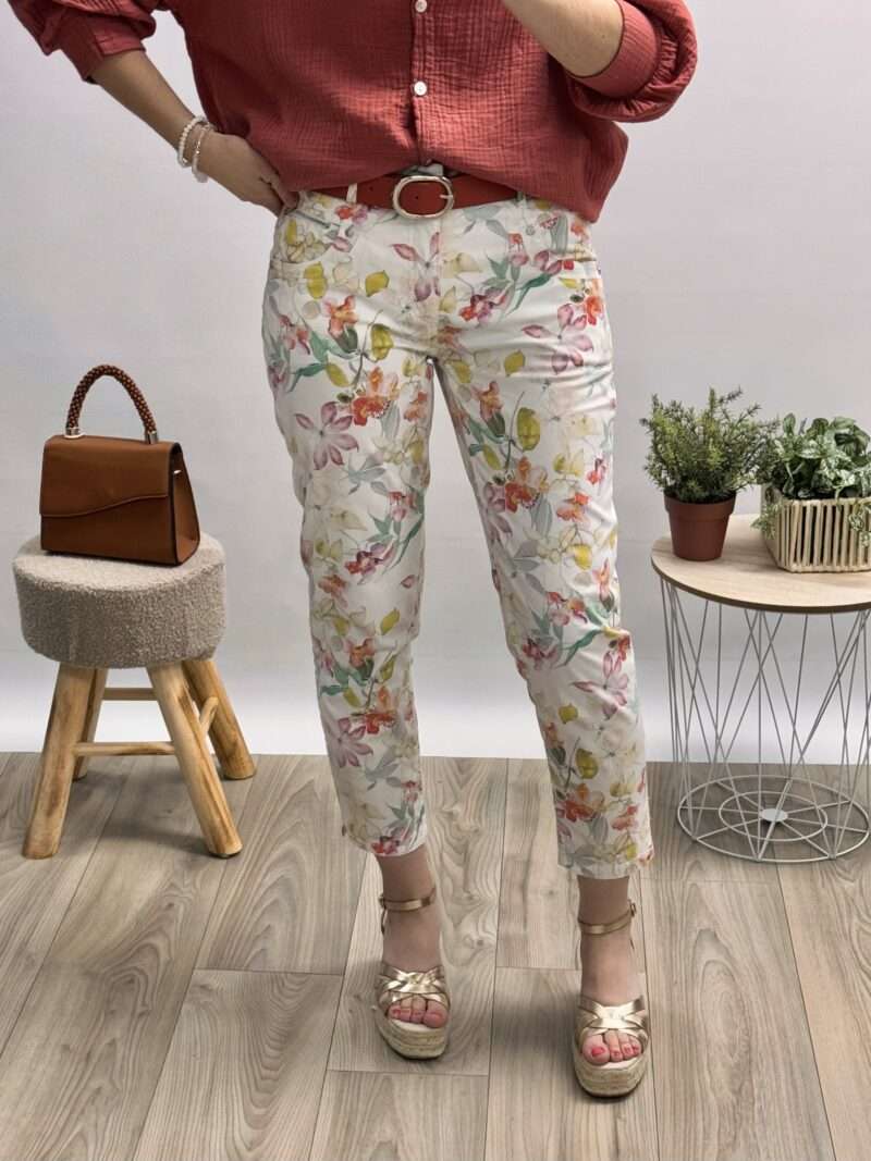 pantalon imprimé floral anna montana, coupe ajustée, porté avec une blouse en gaze de coton rouge et des sandales compensées.