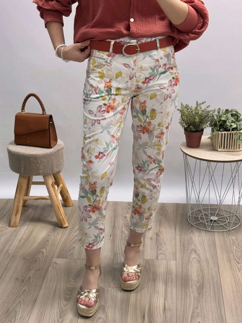 pantalon imprimé floral anna montana, coupe ajustée, porté avec une blouse en gaze de coton rouge et des sandales compensées.