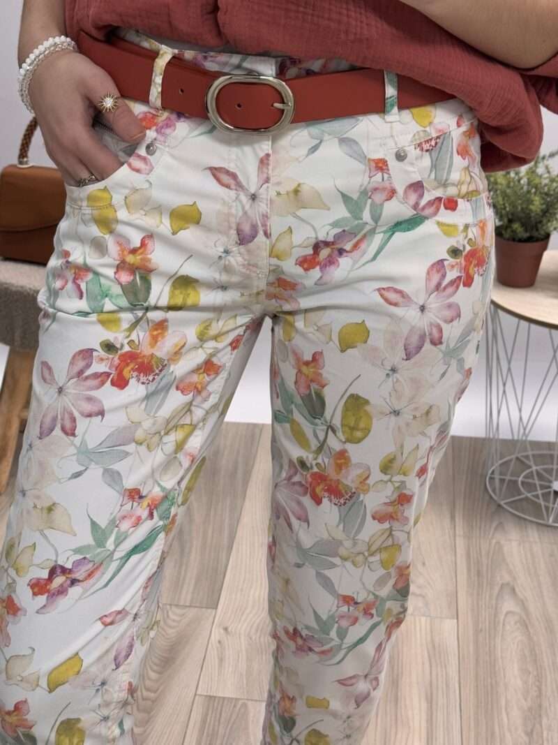 pantalon imprimé floral anna montana, coupe ajustée, porté avec une blouse en gaze de coton rouge et des sandales compensées.