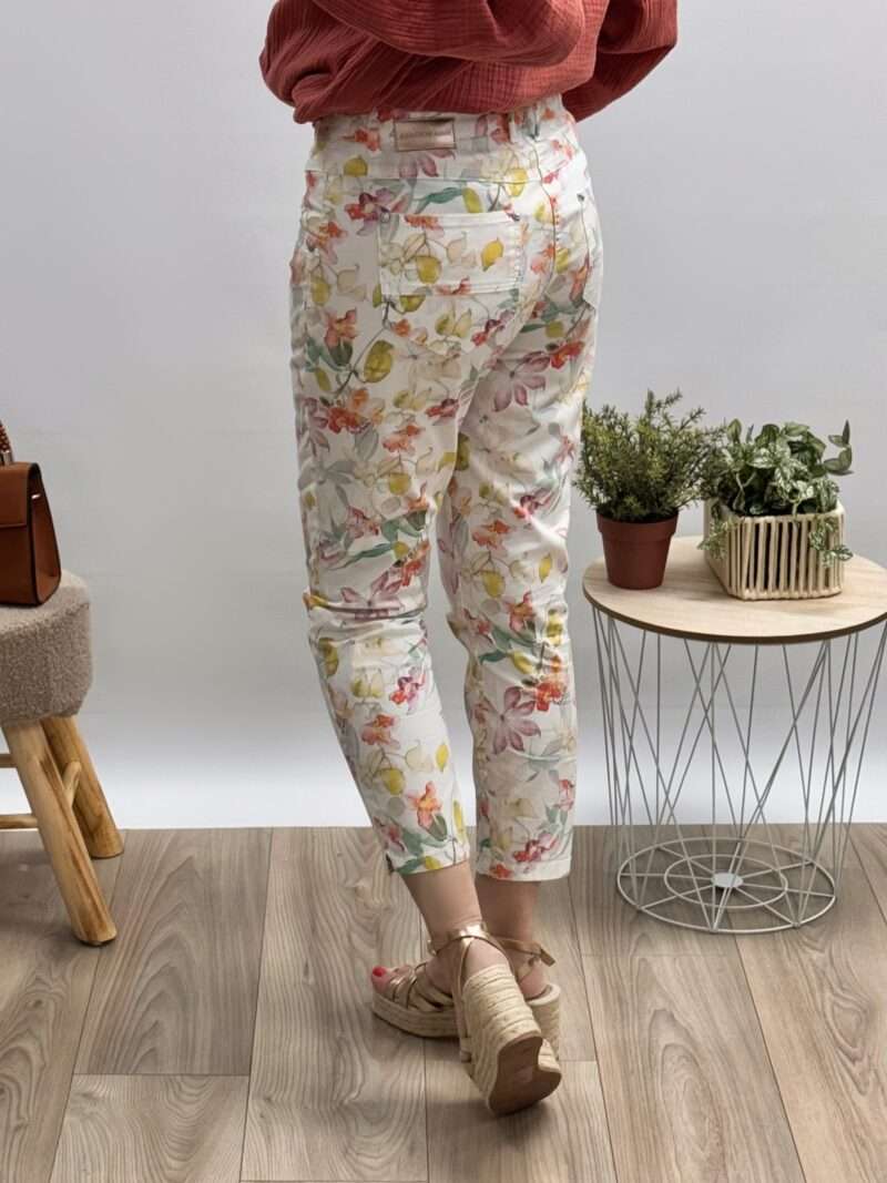 pantalon imprimé floral anna montana, coupe ajustée, porté avec une blouse en gaze de coton rouge et des sandales compensées.