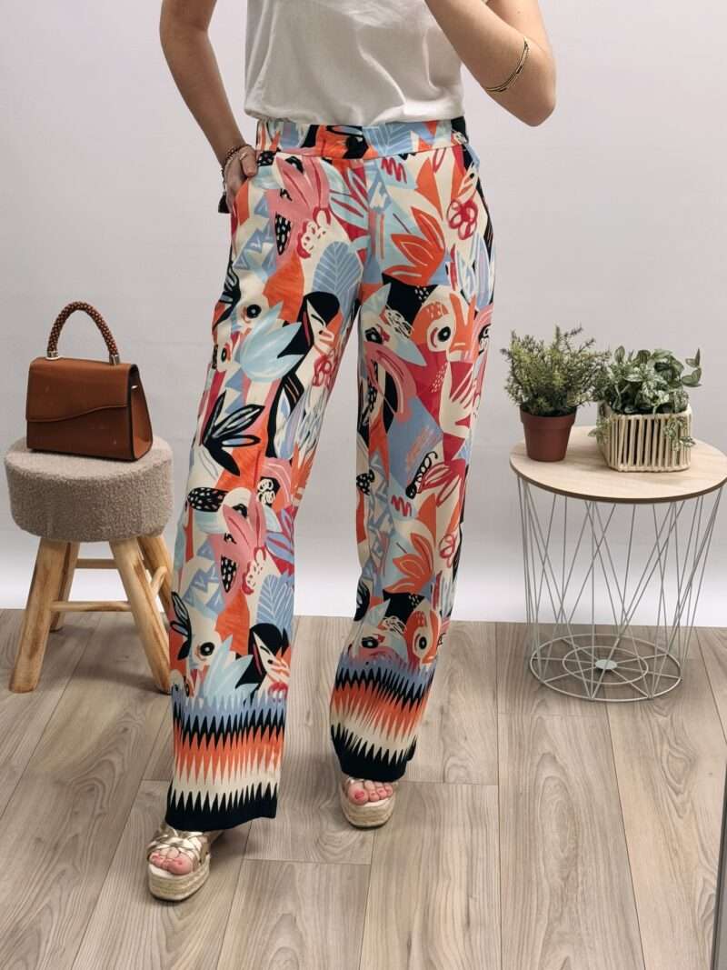 pantalon fluide femme anna montana avec imprimé floral et géométrique coloré, porté avec un t-shirt blanc et des sandales compensées