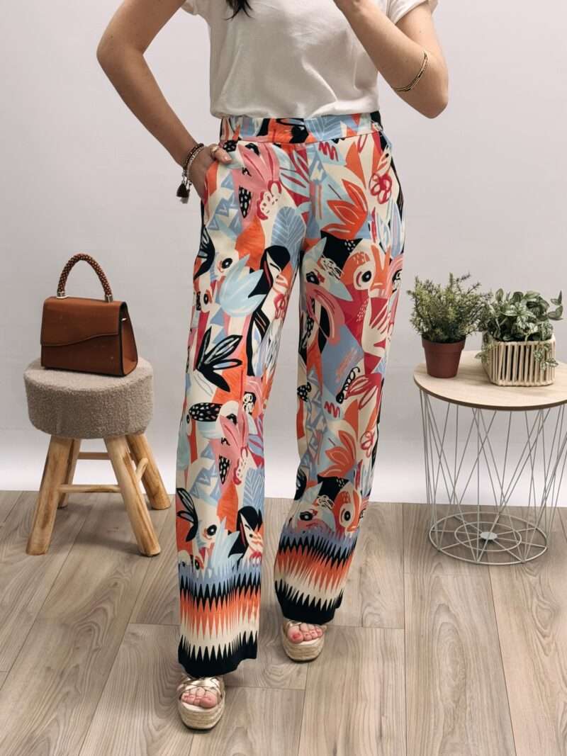 pantalon fluide femme anna montana avec imprimé floral et géométrique coloré, porté avec un t-shirt blanc et des sandales compensées