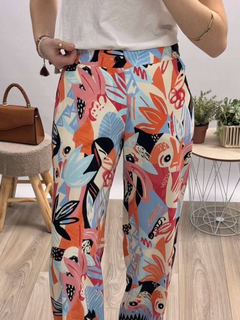 pantalon fluide femme anna montana avec imprimé floral et géométrique coloré, porté avec un t-shirt blanc et des sandales compensées