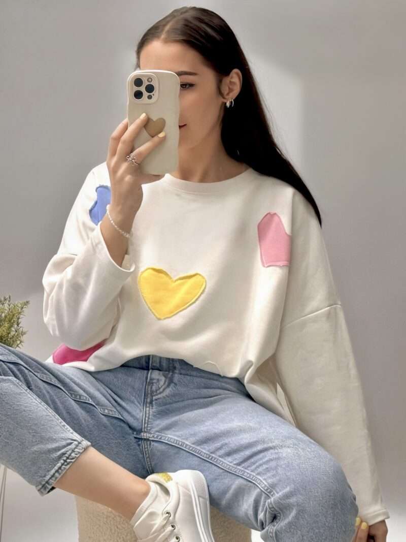 Sweatshirt blanc à cœurs – Image 2