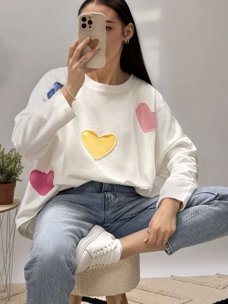 Sweatshirt blanc à cœurs – Image 3