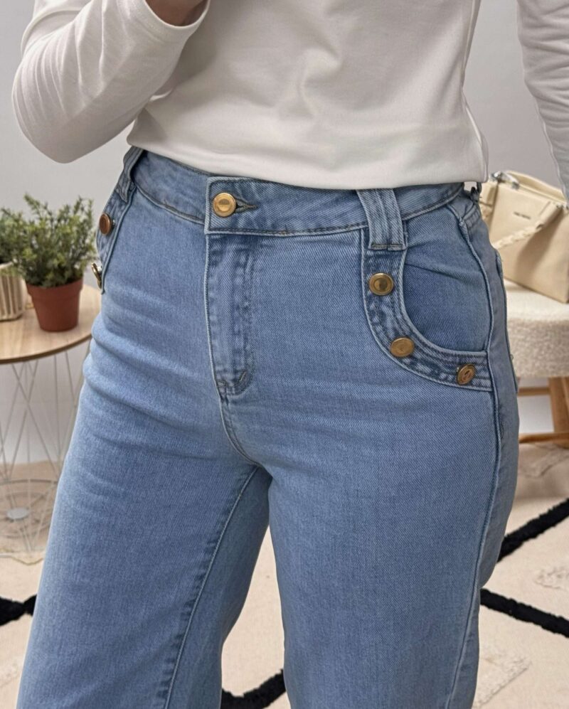 jean flare bleu clair avec boutons dorés en relief, matière strech et confortable