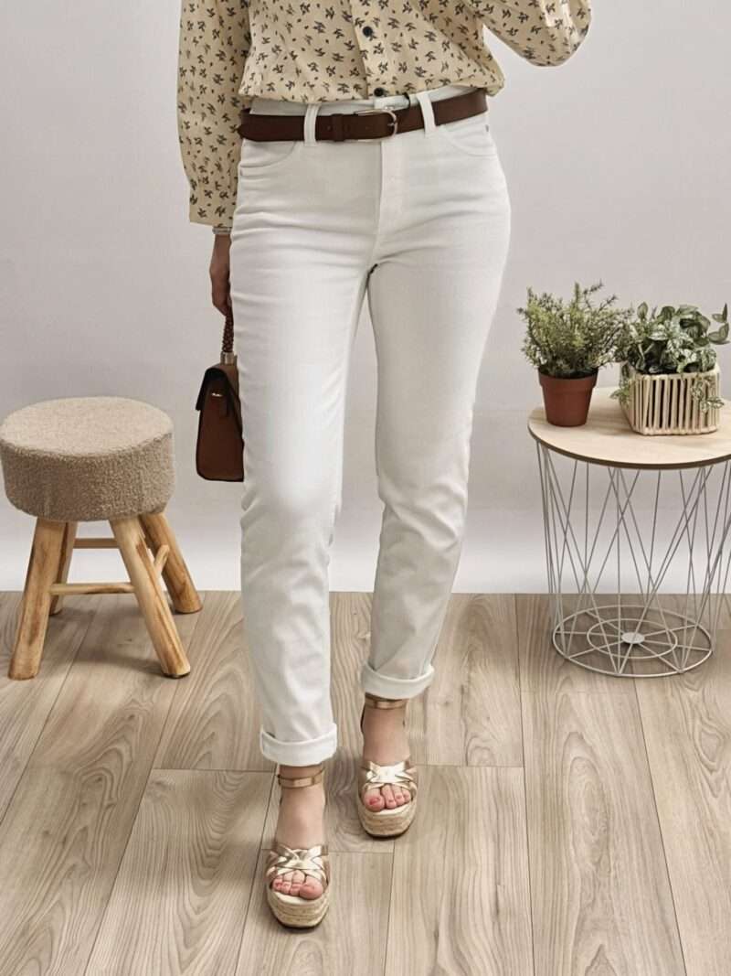 jeans blanc femme anna montana coupe ajustée, porté avec une blouse imprimée beige et des sandales compensées.