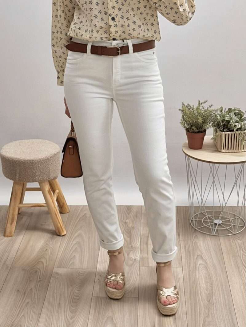 jeans blanc femme anna montana coupe ajustée, porté avec une blouse imprimée beige et des sandales compensées.
