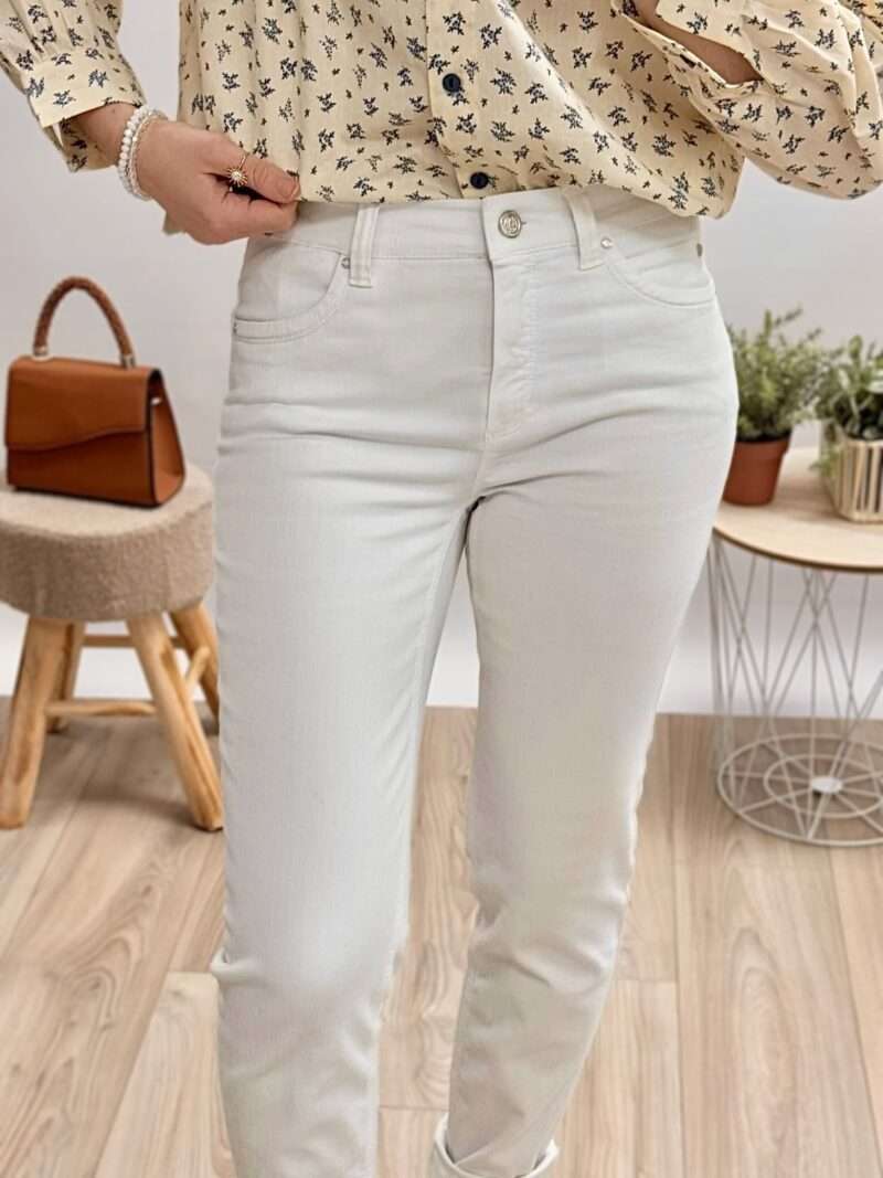 jeans blanc femme anna montana coupe ajustée, porté avec une blouse imprimée beige et des sandales compensées.