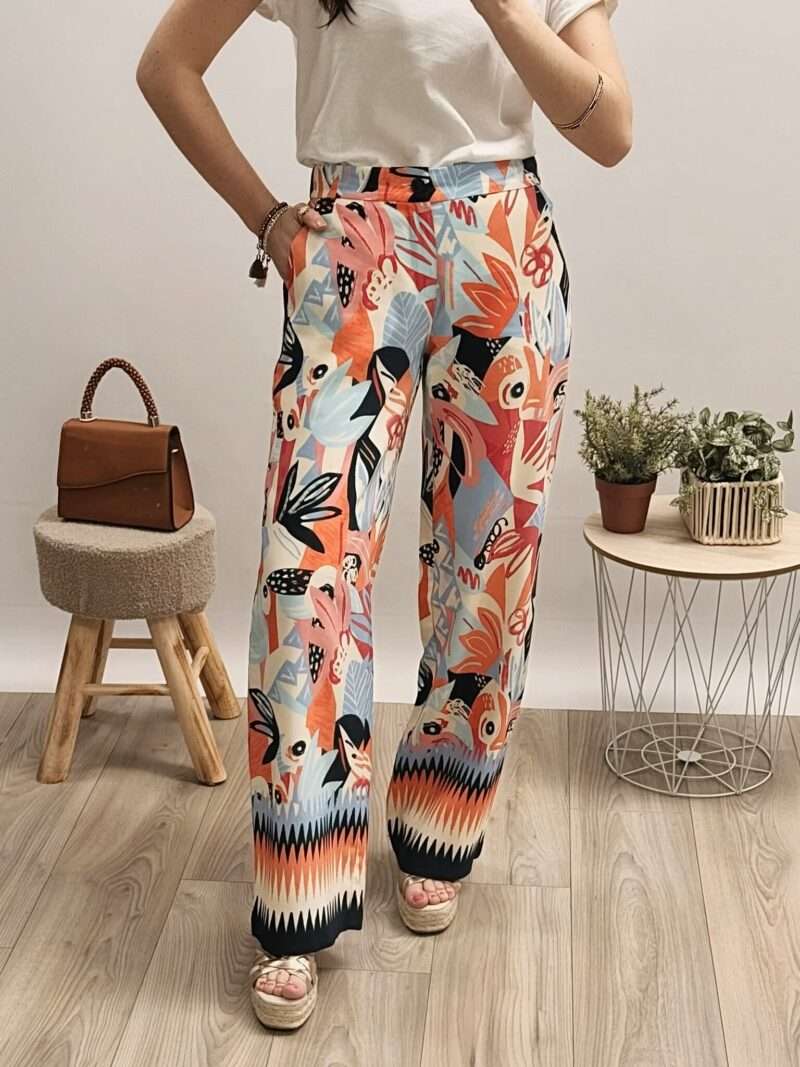 pantalon fluide femme anna montana avec imprimé floral et géométrique coloré, porté avec un t-shirt blanc et des sandales compensées