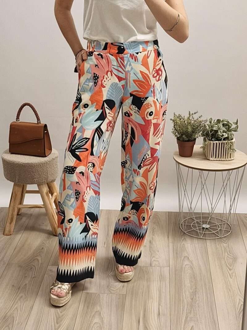 pantalon fluide femme anna montana avec imprimé floral et géométrique coloré, porté avec un t-shirt blanc et des sandales compensées