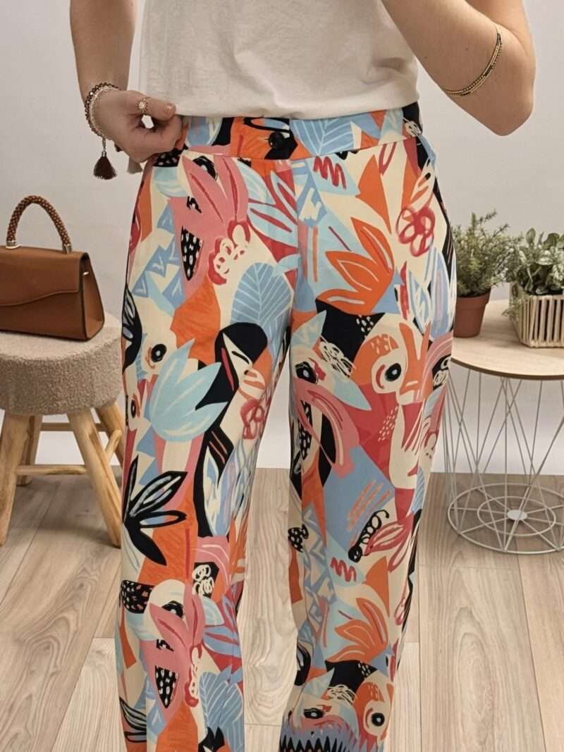 pantalon fluide femme anna montana avec imprimé floral et géométrique coloré, porté avec un t-shirt blanc et des sandales compensées