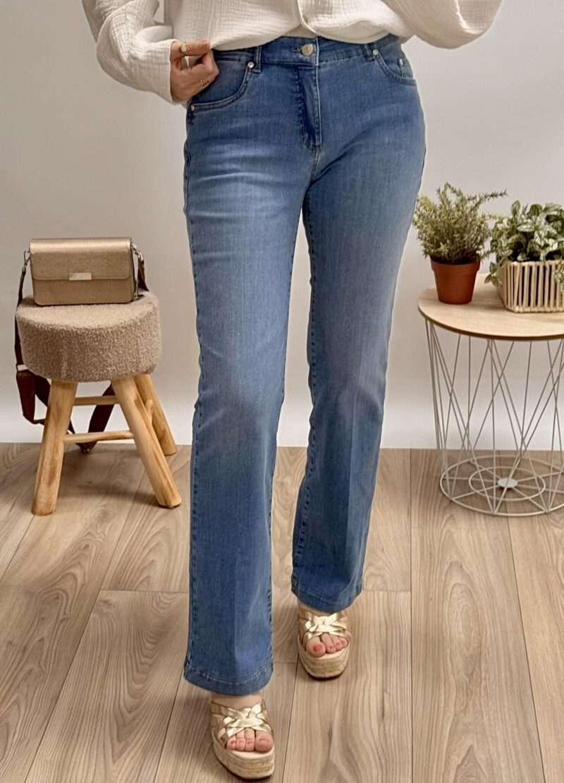 jeans bleu coupe évasée anna montana, porté avec un pull blanc et des sandales compensées.