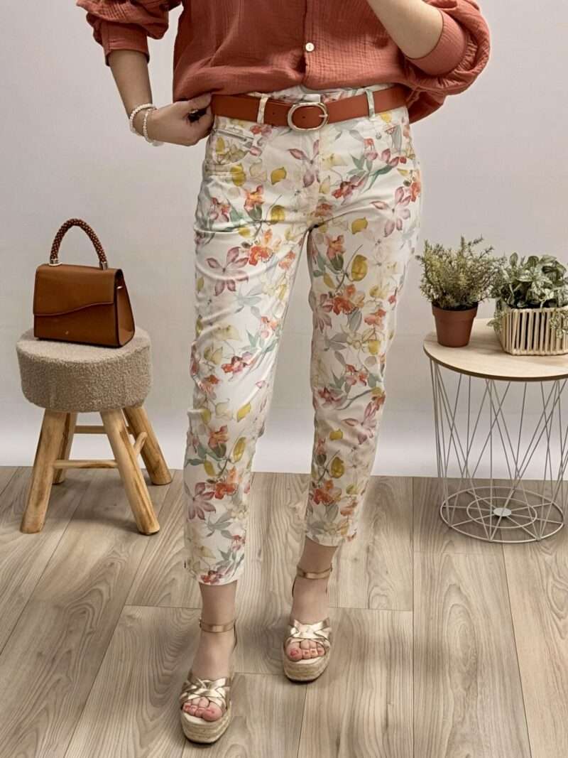 pantalon imprimé fleuri anna montana, coupe droite, porté avec une blouse en gaze de coton rouge et des sandales compensées.