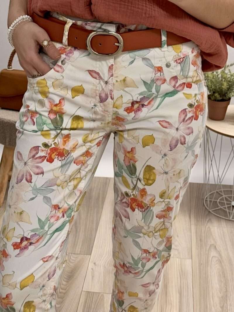 pantalon imprimé fleuri anna montana, coupe droite, porté avec une blouse en gaze de coton rouge et des sandales compensées.
