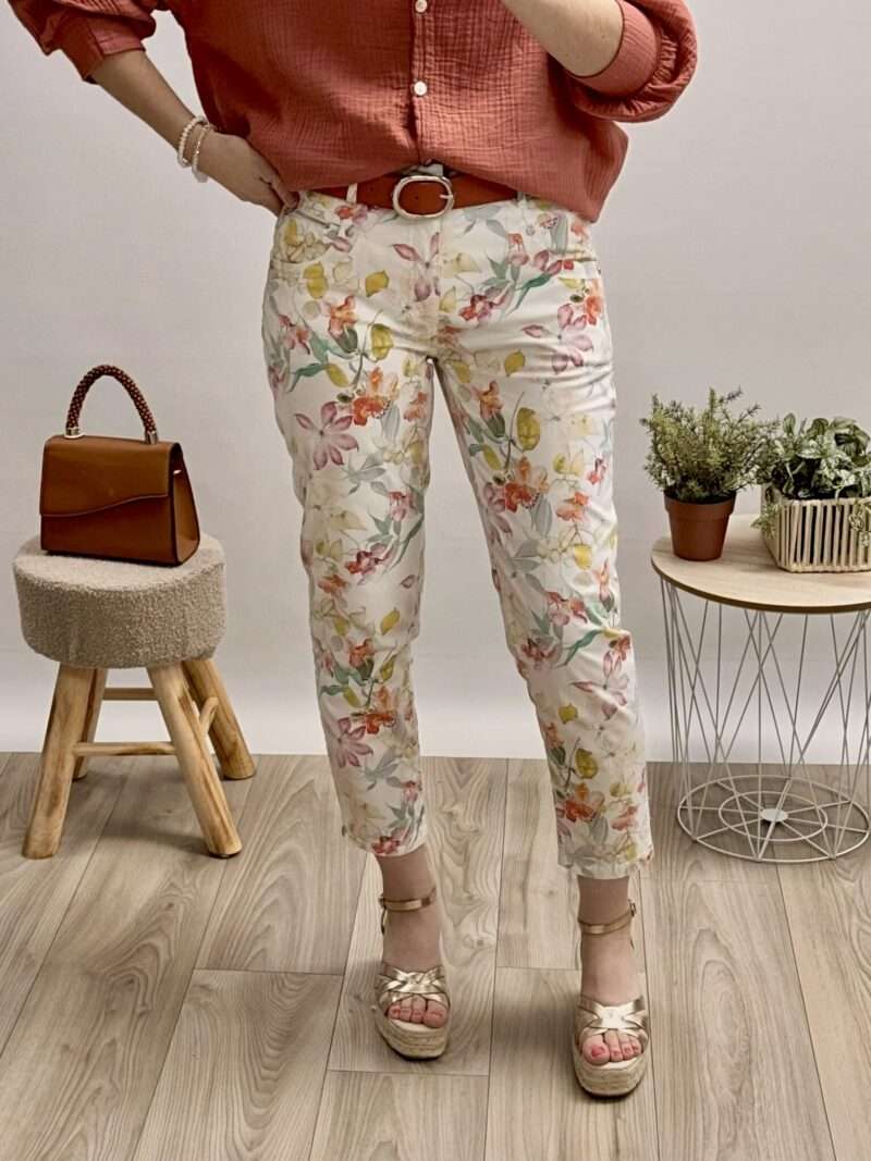 pantalon imprimé fleuri anna montana, coupe droite, porté avec une blouse en gaze de coton rouge et des sandales compensées.