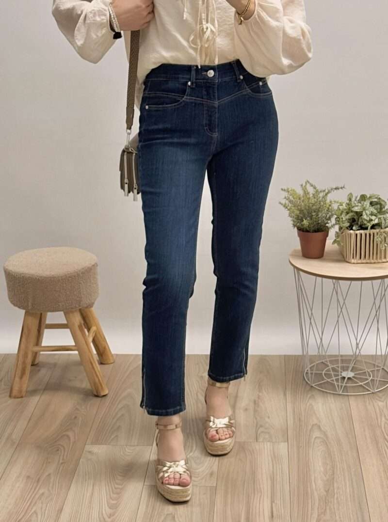 jeans bleu foncé coupe slim anna montana angelika, porté avec un chemisier beige à manches bouffantes et des sandales compensées.