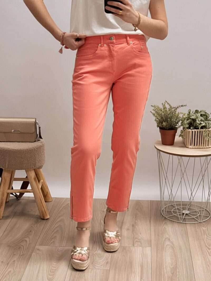 pantalon anna montana printemps été 2025 modèle angelika slim fit couleur corail coupe droite avec sandales compensées et t-shirt blanc, look simple et décontracté