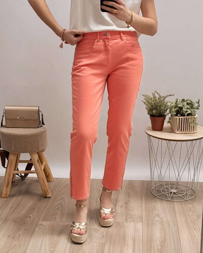 pantalon anna montana printemps été 2025 modèle angelika slim fit couleur corail coupe droite avec sandales compensées et t-shirt blanc, look simple et décontracté