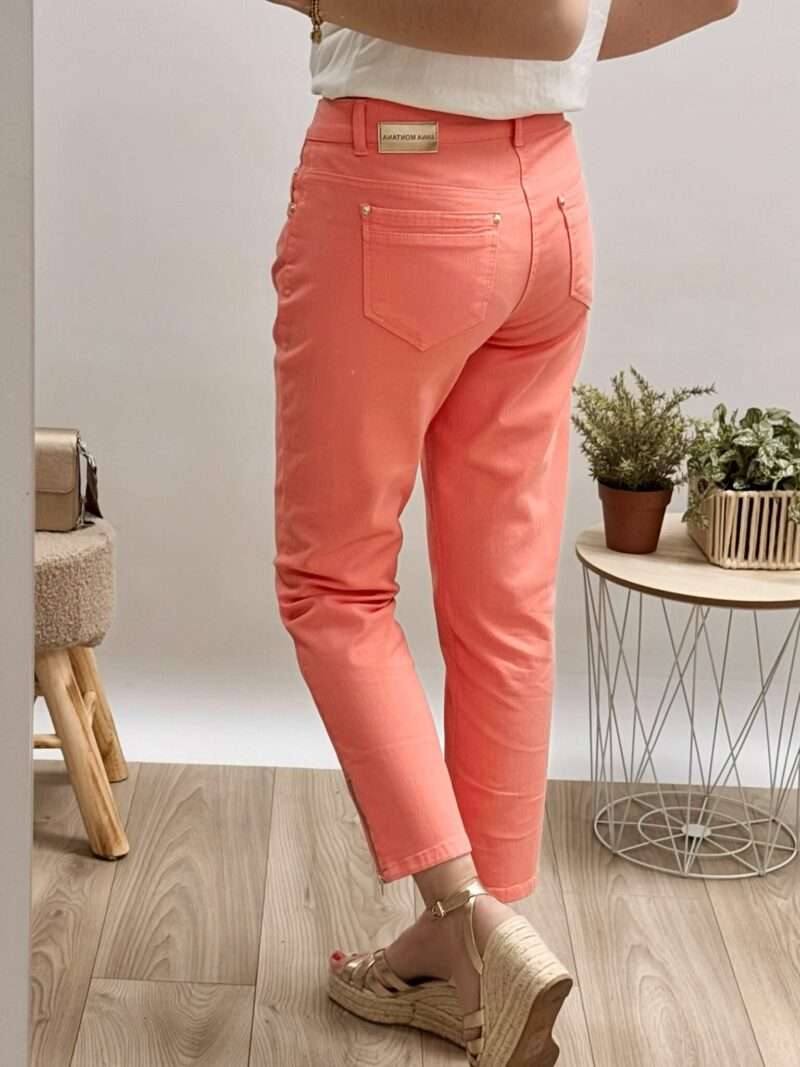 pantalon anna montana printemps été 2025 modèle angelika slim fit couleur corail coupe droite avec sandales compensées et t-shirt blanc, look simple et décontracté