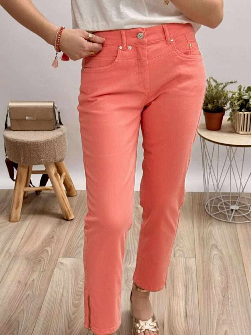 pantalon anna montana printemps été 2025 modèle angelika slim fit couleur corail coupe droite avec sandales compensées et t-shirt blanc, look simple et décontracté