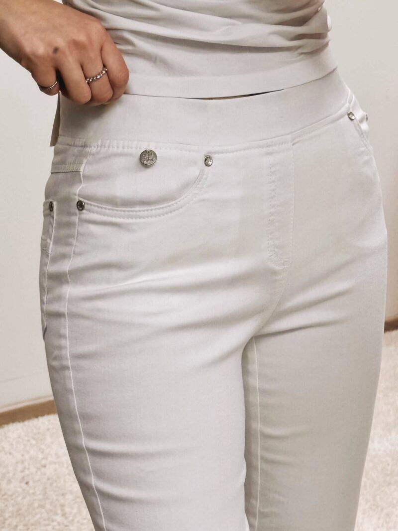 jeans anna montana angelika jump in slim fit, le pantalon à enfiler sans boutons ni fermeture éclair, pour un maximum de confort pour toutes les morphologies taille qui ne serre pas le ventre. Coupe adaptée aux femmes de 50 et plus de la taille 36 à la taille 48