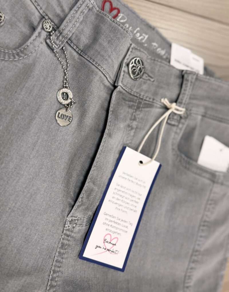 jeans anna montana dora comfort fit gris clair avec chainette et coutures sur l'avant