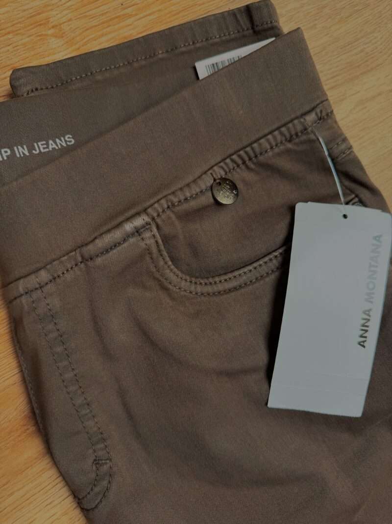 jeans anna montana angelika jump in slim fit, le pantalon à enfiler sans boutons ni fermeture éclair, pour un maximum de confort pour toutes les morphologies taille qui ne serre pas le ventre. Coupe adaptée aux femmes de 50 et plus de la taille 36 à la taille 48