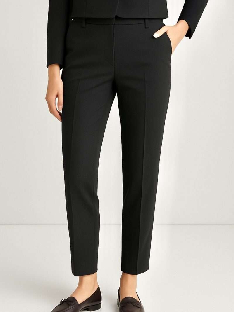 Essentiel, élégant et facile à associer, le pantalon noir Anna Montana coche toutes les cases du dressing idéal. Confectionné dans un tissu souple et légèrement extensible, il allie confort optimal et allure soignée, que vous soyez au bureau ou en balade. Sa coupe droite moderne flatte toutes les morphologies et s’intègre à merveille dans une garde-robe capsule. • Marque : Anna Montana • Coupe droite et taille mi-haute • Fermeture zippée et bouton discret • Tissu noir fluide, légèrement stretch • Poches discrètes à l’arrière • Finitions impeccables 👖 Disponible du 36 au 46 ✨ Conseil style Malice : à porter avec un pull en maille colorée et des baskets ou en version habillée avec des mocassins et une chemise fluide.